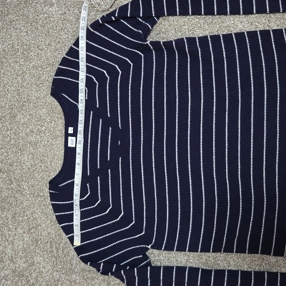 Gap v-neck navy blue striped sweater in Large tall - Picture 10 of 11
